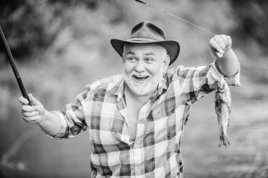 Efsane emekli oldu. spor aktivite ve hobi. Alabalık yemi. pothunter. adam balık yakalayarak. yaz hafta sonu. olta ile balıkçı. olgun adam balıkçılık. emekli sakallı balıkçı. büyük oyun balıkçılık