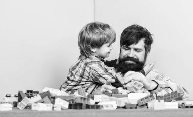Sarıllar tamamen Iadedir. renk yapıcı ile ev bina. Babamla birlikte oynayan küçük bir çocuk. Çocuk gelişimi. Baba ve oğul oyun oyunu. mutlu aile eğlence. Her şey mükemmel olmalı.