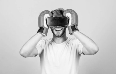 Modern teknolojiler. adam yeni teknoloji kullanın. sanal gerçeklikte boks. Dijital spor başarısı. vr boks. gelecekteki yenilik. modern gadget. Eğitim boks oyunu. Vr gözlüklü adam. Fütüristik oyun