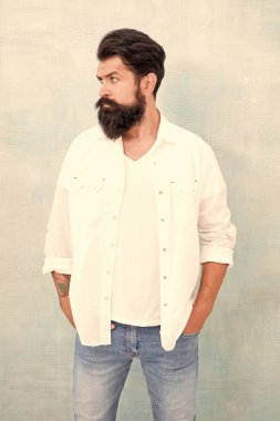 Erkeklik kavramı. Hipster uzun sakal ve bıyık. Erkek öfke vahşeti. Acımasız maço rahat kıyafet gri arka plan. Basit ve sıradan. Gündelik tarzı günlük yaşam. Yaz sezonu moda trendi