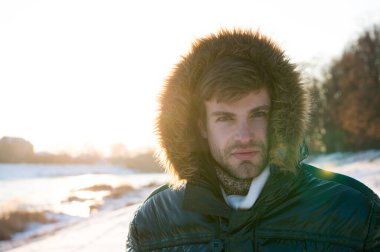 Rüzgara dayanıklı kıyafetler. Kış havası. Kutup kaşifi. Güneşli kış günü. Kış erkek giyim. Kış kıyafeti. Hipster moda kıyafeti. Erkek ceketi. Sıcak ceketli, karlı arka plan.
