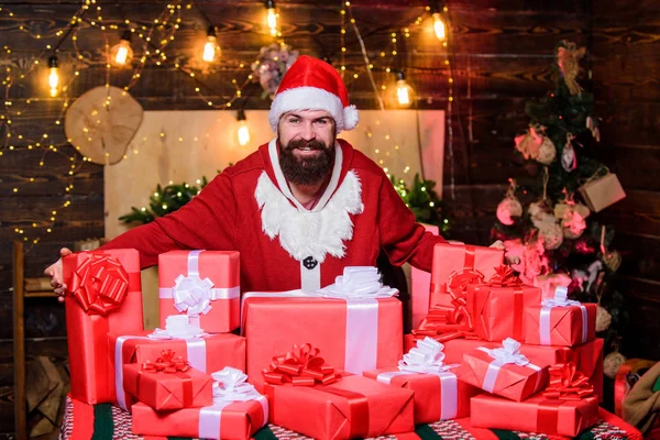 Télapó jelmezt visel. Vidám Mikulás ajándékokkal. Díszítsd a karácsonyt örömmel. Nagy tapsot az újévnek! Szakállas érzelmi Mikulás. A karácsony egyre giccsesebb. Szórakozással teli ünnepek — Stock Fotó