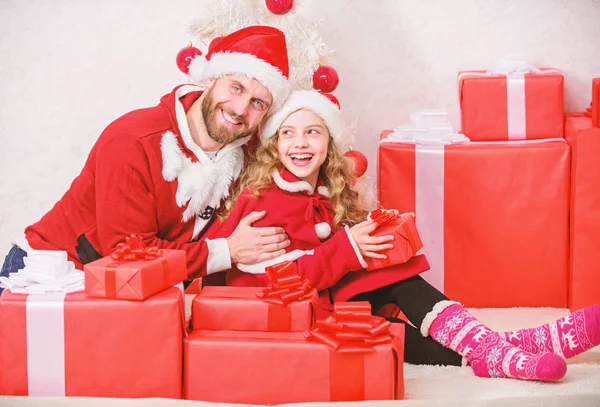 Regalo de Navidad para niño. Papá disfrazado de Papá Noel regala a su hija un lindo niño. Feliz infancia. Vacaciones familiares de Navidad. Concepto de Papá Noel. Haga sus vacaciones de niños extra especial este año — Foto de Stock