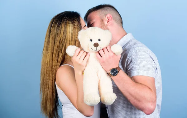 Pocit štěstí. Dárek na Valentýna. Sexy holka a chlap drží medvídka. muž a žena se objímají. rodinné hodnoty. romantický vztah. milostné rande. zamilovaný pár. rodinné vztahy a štěstí — Stock fotografie