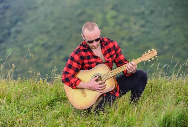 Man med gitarr på toppen av berget. Akustisk musik. Musik för själ. Spelar musik. Ljud av frihet. Musiker vandrare hitta inspiration i bergen. I samklang med naturen. Håll dig lugn och spela gitarr — Stockfoto