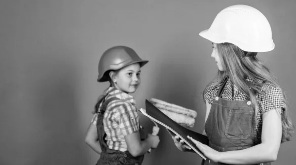 Działalność w zakresie doskonalenia domu. Kids Girls planowania renowacji. Odmalować ściany. Przenieś się do nowego mieszkania. Dzieci siostry uruchomić remont ich pokoju. Renowacja amatorska. Zespół sióstr Renowacja domu — Zdjęcie stockowe