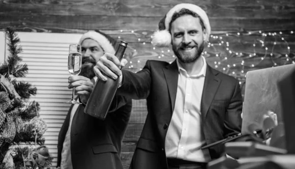 Mensen uit het bedrijfsleven drinken champagne op feestje. Collega's vieren corporate partij new jaar. Bezit champagneglazen mannen zakenpartners en collega's. Kantoor partij concept. Corporate partij New year — Stockfoto