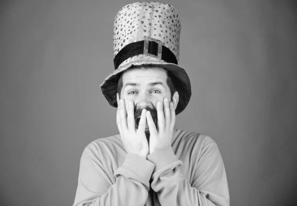 Die betrekking hebben op zijn gezicht met handen met vreugde. Gelukkig Ierse man met baard dragen van groen. Hipster in kabouter hoed en kostuum. Gelukkig saint patricks dag. Bebaarde man viering saint patricks day — Stockfoto