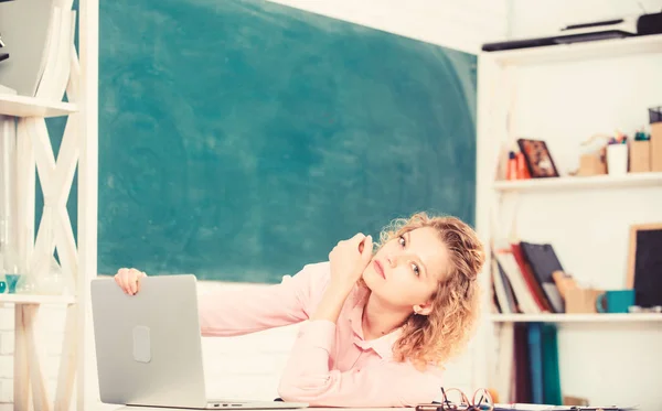 Musíš se učit. učitelkou. učitelské dny. Pojetí školní docházky online. Holky surfovat po internetu. Vzdělávací místo pro učitele. unavený student s laptopem. Koncepce digitálních technologií. Vzdělávání online — Stock fotografie