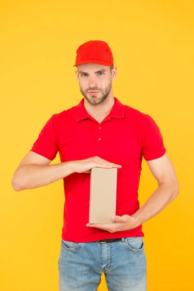 Adam kasiyer üniforması kutusu. Lokanta çalışanları aranıyor. Kırmızı tişörtlü ve şapkalı adam teslimat servisi. Arkadaş canlısı tezgahtar. Yemek siparişi teslimatçısı. Kasiyer boşalmış. Mağaza işçisi kiralamak — Stok fotoğraf