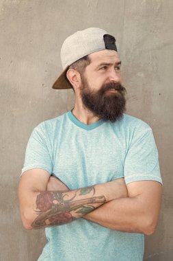 Sakal ile serin hipster şık kap giymek. Berber salonu ve yüz saç bakımı. Hipster yaşam tarzı. Acımasız yakışıklı olgun hipster dövmeli adam. Sakallı adam moda tarzı. Sakal ve bıyık tımar