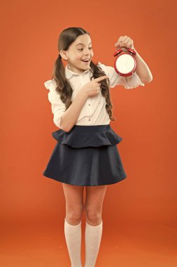 Disiplin ve zaman. günlük rutin program. kız öğrenci retro çalar saat. Mutlu kız öğle yemeği saatinde çalar saati tutar. Çocuk eğitimi. Bilgi günü. Okul zamanı. okula gitme zamanı