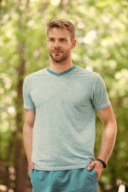 Spor bir yaşam biçimidir. Sporcu yaşam tarzı. Parktaki yakışıklı atlet. Spor refahı ve öz bakım. Yakışıklı adam sportif kıyafet kendinden emin görünüyorsun. Erkek güzelliği. Adam yakışıklı sakallı yüz. Spor antrenörü