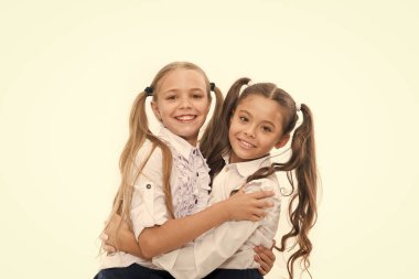 Okul arkadaşlığı çok özeldir. Sevimli küçük arkadaşlar beyazlara sarılıyorlar. Mutlu liseli kızlar arkadaşlığın tadını çıkarıyor. Küçük çocuklar arkadaşlık gününü kutluyor.