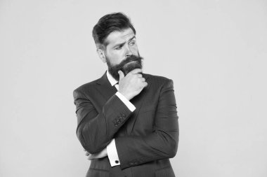 daha iyi bir çözüm arayışı. Çevik iş. İş adamı resmi bir takım elbise. Yakışıklı sakallı adam sigorta acentesi. Erkek güzeli. Bana meydan oku. Başarılı ve karizmatik yatırımcı. liderlik kavramı