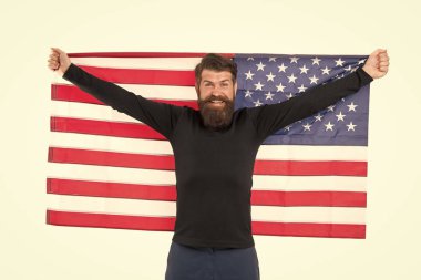 Yaşasın, Bağımsızlık Günü. Bağımsızlık gününde Amerikan bayrağı tutan sakallı adam. Ulusların bağımsızlığının yıldönümünü kutlayan mutlu hipster. Her 4 Temmuz'da Bağımsızlığı Kutluyoruz