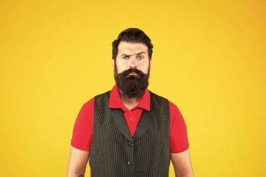 Mağaza personeli konsepti. Satıcı kasiyer kariyeri. Dükkan çalışanı işe almak. Misafirperverlik personeli. Restoran kafe personeli aranıyor. Bıyıklı adam sakallı hipster yelek ve gömlek üniforma sarı arka plan giymek