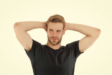 Uygun organik antiperspirant ile terlemeyi önleyin ve azaltın. Terleme sorunu. Etkili antiperspirant. Terlemeye teneten emin bir adam. Adam temiz giysiler memnun kuru koltuk altı kontrol