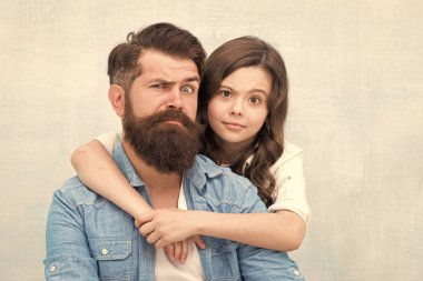 Babam en iyisidir. Küçük kız çocuk gri arka plan üzerinde baba sarılma. Sakallı baba ve küçük kızı birlikte eğleniyor ve eğleniyorlar. Babam benim arkadaşım..