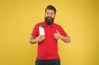 Sadece dene. Ekstra hacimli şampuan. Adam yakışıklı sakallı berber şişe şampuan duş jeli tutun. Erkekler için şampuan kremi. Kozmetik plastik konteyner. Berber salonu. Kuaför berber konsepti