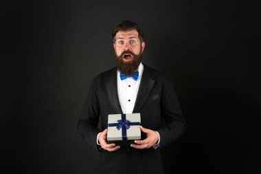 Herkes için büyük bir sürpriz. Ağzı açık, şaşırmış bir adam. İşadamı şaşırdı. Hipster sürpriz kutusunu tutuyor. Patronun çalışanlara sürprizi. Hediye ve hatıra. Hediyelik eşya dükkanı