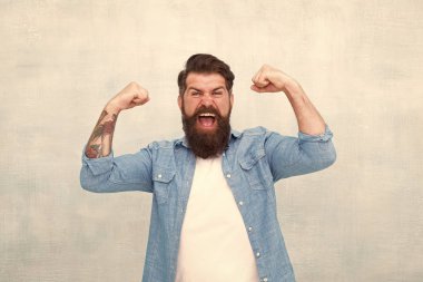 Ben güçlüyüm. Her gün kazanan. Erkek modası. Sakallı, olgun bir hippi. Bıyıklı, vahşi, beyaz bir hippi. Mutluluğu ifade et. Berber dükkanından sonra başarıyı hisset. Sakallı adam başarıyı kutluyor.