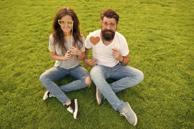 Sevgiyi yaymak. Romantik çift yeşil çim üzerinde photobooth eğlenceli yaşıyor. Şehvetli kız arkadaşı ve erkek arkadaşı romantik bir ilişki yaşıyor. Sakallı adam ve seksi kadın romantik aşk. Romantik ortaklık