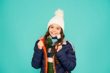 Aktif çocuklar için tasarlanmış kıyafetler. Kışın giyilen mutlu çocuk. Sıradan tarzda küçük bir çocuk. Moda görünümlü küçük bir çocuk. Kış modası ve tarzı. Açık hava oyunları için modaya uygun trendler