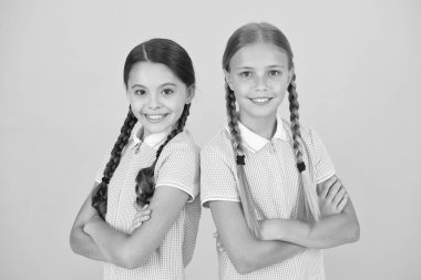 Kızlar mutlu yüzler. Çocuklar ve gençlik hakları arasındaki fark. Uluslararası Çocuk Günü. Çocuk hakları alanı hukuk, siyaset, din ve ahlak alanlarını kapsar. Çocuklar kardeş arkadaş