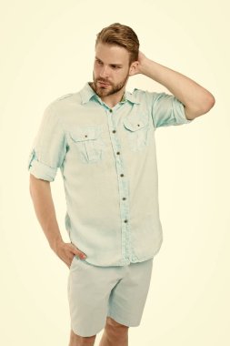 Yakışıklısın ve yakışıklısın. Beyaz tenli, yaz sokak tarzı yakışıklı bir adam. Yakışıklı yüzünde seksi sakallı beyaz adam şık sarı saçlara dokunuyor. Yakışıklı ve çekici.