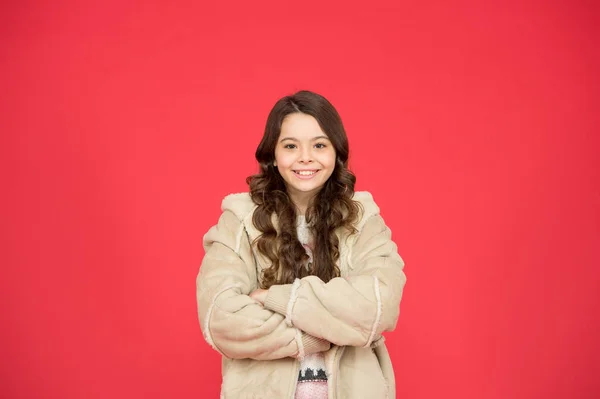 Kleines Mädchen im Schaffell-Mantel. stylischer Look für jede Jahreszeit. Winterwetter vorhergesagt. Warme Kleidung tragen, wenn es kalt ist. Mode für Kinder. Kinderglück. niedliches Kind lange lockige Haare — Stockfoto