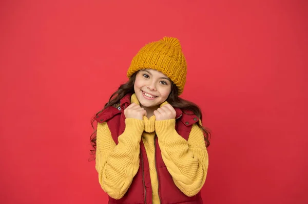 Buona infanzia. Moda invernale per bambini. Buone vacanze invernali. Mi sento caldo e felice. Allegro sorriso hipster bambino capelli lunghi in abito elegante. Idee invernali per il divertimento. Negozio di moda — Foto Stock