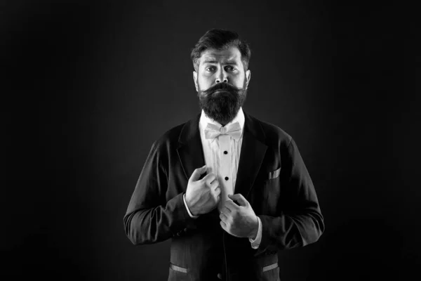 Classy est plus élégant. Élégant marié fond noir. Homme barbu dans un look élégant formel. Mode et style. Une tenue de bal et de mariage. Élégant et élégant — Photo