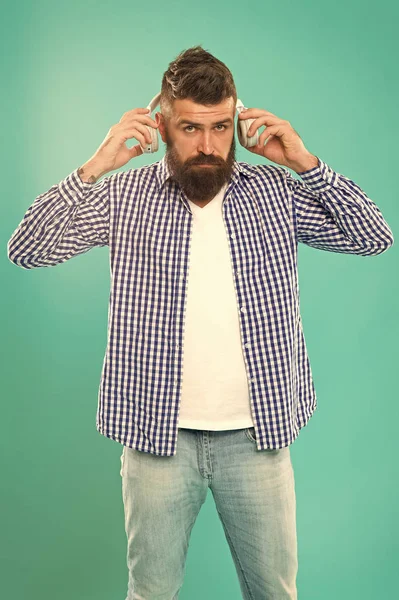 Hipster avec barbe écoutant de la musique. Beau mélomane. Un homme avec un casque. Sites de musique en streaming les plus branchés et les plus chauds autour. Technologie sans fil. Interface conviviale et grande bibliothèque de morceaux — Photo