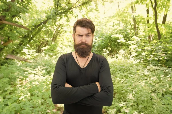 Att vara på modet varje dag. Modekillen. Mode modell hålla armarna korsade på naturlandskapet. Bearded man med mode utseende. Hårig hipster med skägg och mustasch hår i avslappnad mode stil — Stockfoto