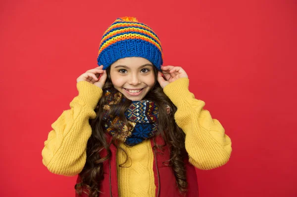 Κατάστημα μόδας. Ευτυχισμένη παιδική ηλικία. Χειμερινή μόδα για παιδιά. Καλές χειμερινές διακοπές. Αισθάνομαι ζεστός και ευτυχισμένος. Χαρούμενη χαμογελαστή hipster παιδί μακριά μαλλιά σε κομψό ντύσιμο. Χειμερινές ιδέες για διασκέδαση — Φωτογραφία Αρχείου