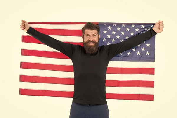 Hourra, c'est le jour de l'indépendance. Homme barbu tenant le drapeau américain le jour de l'indépendance. Joyeux hipster commémorant l'anniversaire de l'indépendance des nations. Célébrons l'indépendance tous les 4 juillet — Photo