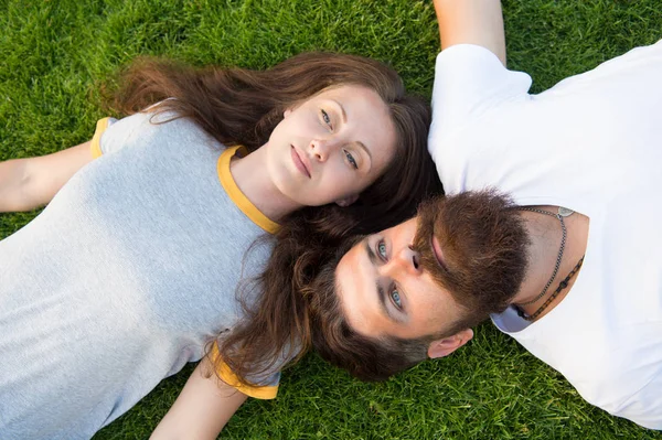 Man and woman relax outdoor. dreaming concept. Dating concept. brutal man and girl carefree. Youth and freedom. Closer to nature. couple feel free. couple lie on green grass. Relax on spring grass — ストック写真