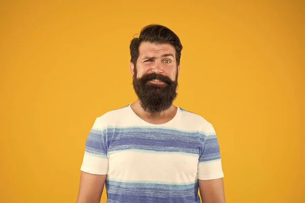 Junta-te à minha onda. O tipo vestiu uma camisa às riscas nas férias de Verão. Conceito de barbearia. Homem hipster barbudo com bigode e barba longa no fundo amarelo. Férias. Estilo de verão. Marinheiro alegre — Fotografia de Stock