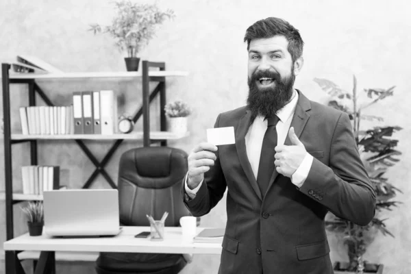 Design della carta. Un uomo vestito formale e 'in carica. L'uomo d'affari ha una carta bianca. Contatti utili. Barba hipster top manager show card. Servizi bancari. Avvocato privato. Chiamami se hai qualche domanda. — Foto Stock