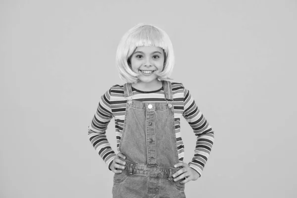 Fare appello al suo stile creativo. Felice ragazza indossare capelli corti parrucca stile sfondo giallo. Piccolo sorriso bambino in stile casual moda. Stile e moda alla moda. Bellezza. Salone da parrucchiere — Foto Stock