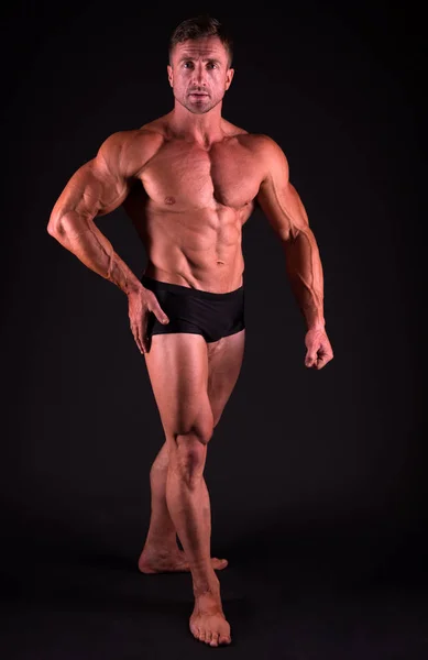 Forme parfaite. Concept de bodybuilder. Bodybuilder homme avec un corps fort. Bodybuilder avec six pack et muscle ab. bodybuilder sexy avec torse musculaire. Bodybuilding sport. Concept de puissance des muscles — Photo