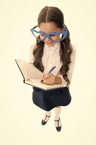 Lycka är att studera. School Club. Barn tycker om att lära. Skolprojekt. Cutiest nörd någonsin. Schoolgirl hjärtformade glasögon vit bakgrund. Barnflicka skolar enhetligt rymmer bokar. Smart Kid Concept — Stockfoto