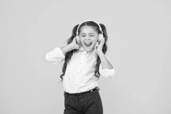 A los niños les gusta la música. Escuelas de audio. Enseñanza en casa. Auriculares de alumna pequeña. Niño feliz escuchar música. Audio libro. Educación y concepto divertido. Educación en línea. Lección de escucha. Canta la canción — Foto de Stock