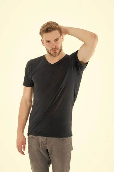 Concepto de moda. hombre musculoso sin afeitar. macho guapo. moda masculina y belleza. barbería. Un tipo con camisa negra. estilo casual. Tendencia de moda negra. moda masculina. sexy hombre aislado en blanco fondo —  Fotos de Stock