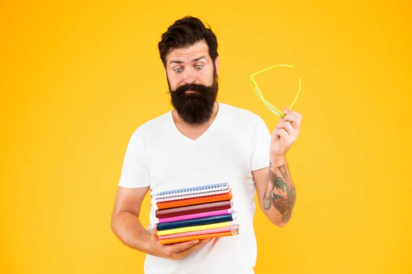 Libri di testo del college. Un hipster creativo. Diario personale. Stupida studentessa. Educazione per adulti. L'eccentrico studente hipster tiene libri a pila. Studia sodo. Corsi di lingua. Compra articoli di cancelleria. Studente adulto — Foto Stock