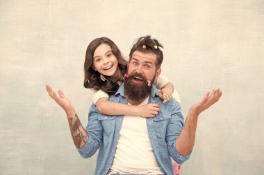 Kız kuaförü. Babalığın tadını çıkar. Mutlu an. Kız yetiştirme. Komik saç modeli oluşturun. Çocuk saç modeli stil baba sakal yapma. Ebeveyn olmak, çocuk ilgi alanları için mevcut olmak anlamına gelir. Saç modelini değiştirin