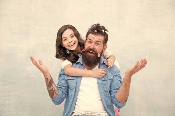 Daughter hairstylist. Enjoy fatherhood. Happy moment. Raising girl. Create funny hairstyle. Child making hairstyle styling father beard. Being parent means present for kid interests. Change hairstyle — Stock Photo, Image