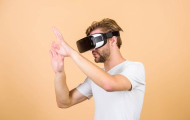 Çok gerçekçi. Dijital gelecek ve yenilik. İnsanlar modern teknolojiyi kullanır. Sanal gerçeklik gözlükleri. Modern iş ve eğitim. Programlama Projesi üzerinde çalışıyorum. Adam kablosuz VR gözlük takıyor.