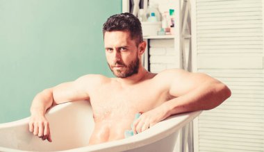 Kişisel hijyen. Hijyene dikkat edin. Parçaların gövdesini temizliyor. Hijyen konsepti. Erkek kas gövde küvette oturup. Cilt bakımı. Hijyenik prosedür konsepti. Tam bir rahatlama. Banyo kalp sağlığını artırabilir